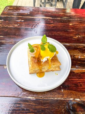 Bir dilim kek ve bir parça buz..