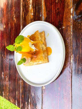 Tatlı pasta dondurma ile