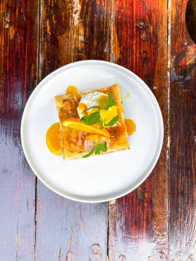 Karamelli, naneli ve ballı lezzetli krepler.