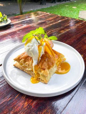 Kremalı ve muzlu krep.