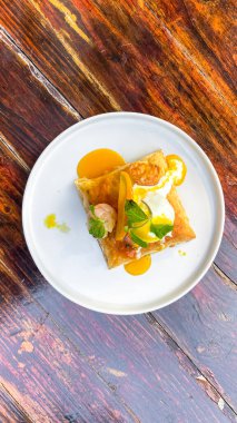 Dondurma ve karamel soslu krep.