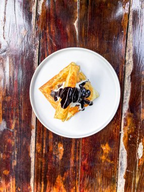 Çikolatalı ve yaban mersinli krep.