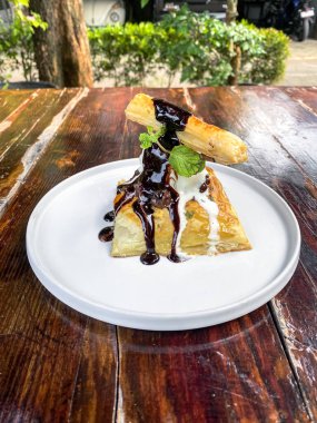 Tahta masada kremalı ve çikolatalı kek.