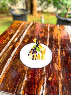 Vanilya soslu lezzetli çikolatalı dondurma.