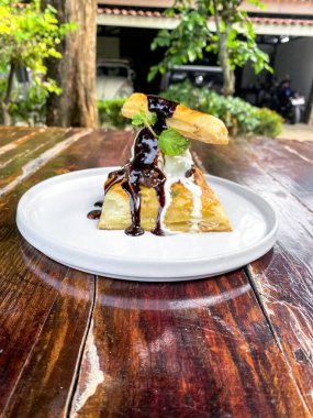 Çikolatalı gözleme ve beyaz tabakta muz.