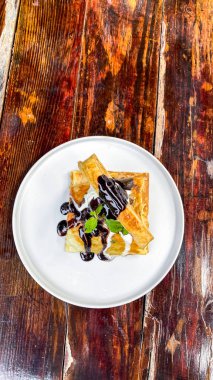 Krep krema ve yaban mersini ile