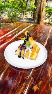 Tahta arka planda çikolatalı pasta