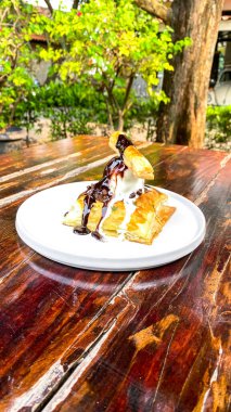 Muz ve çikolata soslu çikolatalı dondurma, çikolatalı tatlı.