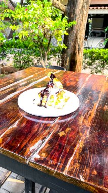 Çikolatalı pasta ve krema masada.