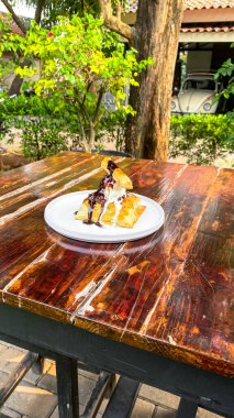 Çikolatalı pasta ve krema şurubu.