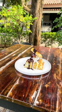 Masanın üzerinde ev yapımı çikolatalı kek var. seçici odak