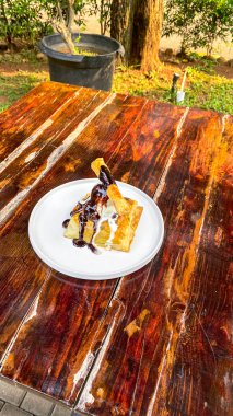 Karamel soslu çikolatalı pasta.