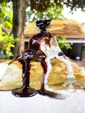 Çikolatalı dondurma ve çikolata soslu gözleme.