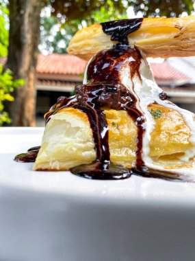 Beyaz masada lezzetli meyveli turta.