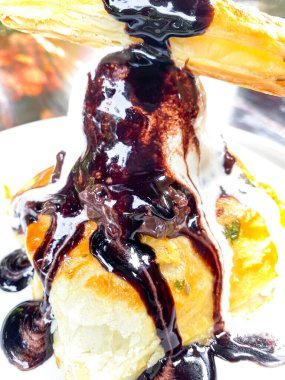 Lezzetli tatlıyı yakın.