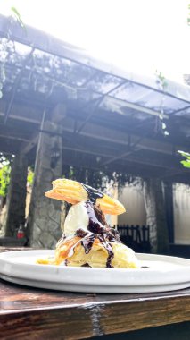 Kremalı ve dutlu lezzetli çikolatalı pasta.