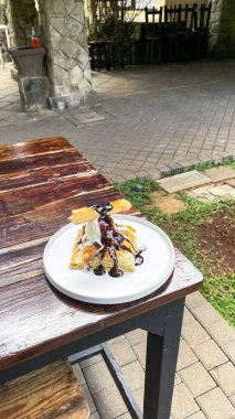 Dondurmalı lezzetli bir pastanın dikey çekimi.