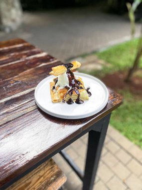 çikolata ve çilek ile dondurma