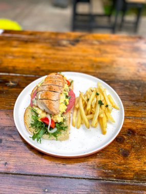 Tavuk, patates ve peynirli sandviç.