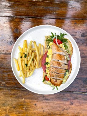 Tavuklu sandviç ve tabakta salata, yakın plan.