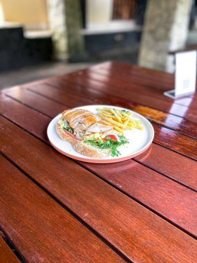 Tavuk ve sebzeli sandviç.