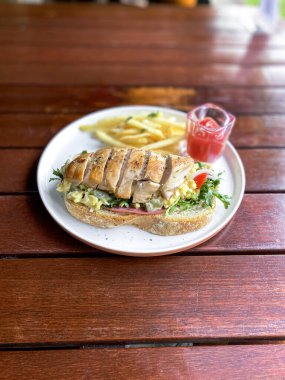 Tavuk ve sebzeli ızgara sandviç.