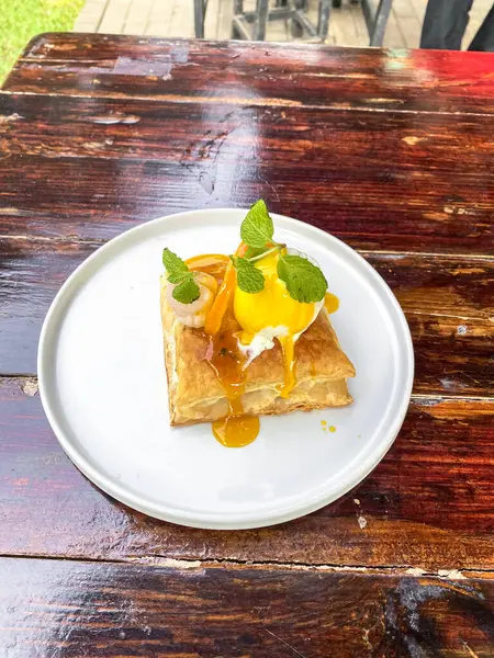 Bir dilim kek ve bir parça buz..