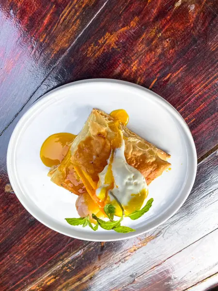 Tabakta lezzetli hamur işi