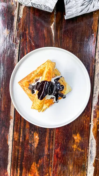 Tabakta çikolatalı gözleme.