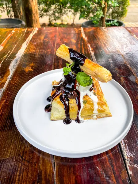 Çikolatalı dondurmalı krep.