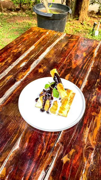 Tahta masada krema soslu çikolatalı pasta..