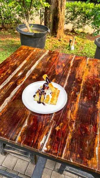 Bahçedeki boş masa ve sandalye.