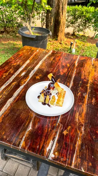 Dondurma ve karamel soslu lezzetli çikolatalı pasta.