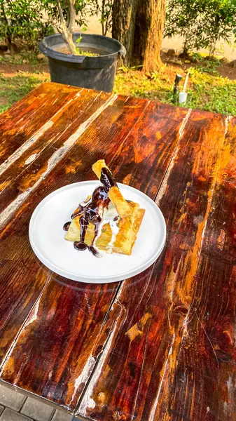 Karamel soslu çikolatalı pasta.