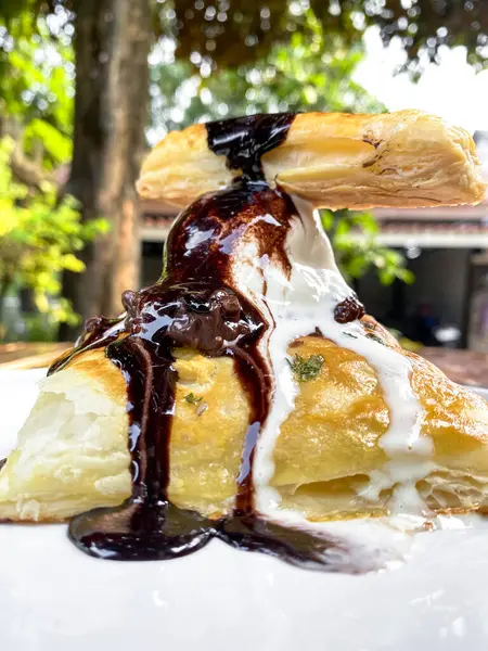 Çikolatalı dondurma ve çikolata soslu gözleme.