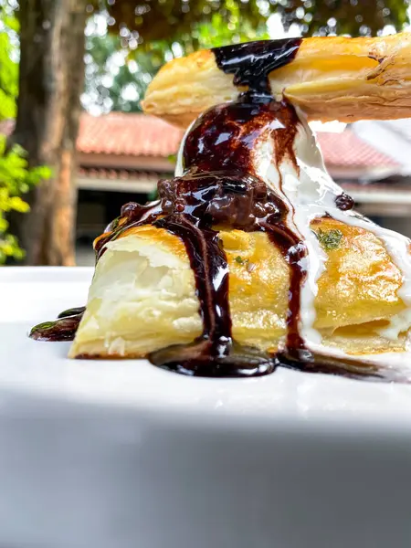 Beyaz masada lezzetli meyveli turta.