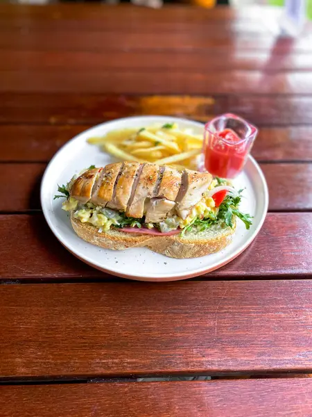 Tavuk ve sebzeli ızgara sandviç.