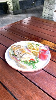 Tabakta balık ve patates kızartması