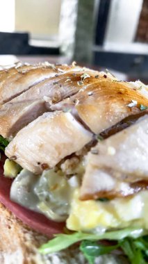 Tavuk ve sebzeli sandviç..