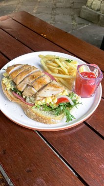 Tavuk ve sebzeli sandviç.