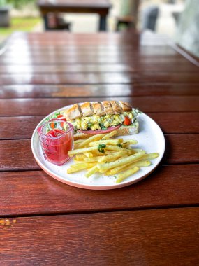 Tabakta ızgara tavuk ve sebze.