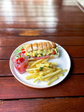 sandviç tavuk ve patates kızartması ile