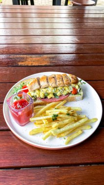 Tavuk ve sebzeli Fransız sandviçi.