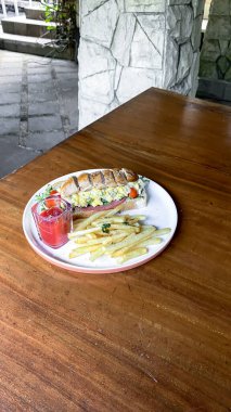 Tahta bir masada somon ve peynirli sandviç..