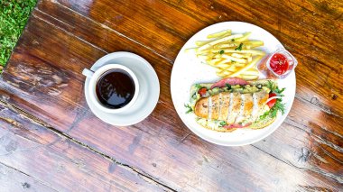 Tavuk etli ve salatalı nefis bir sandviç.