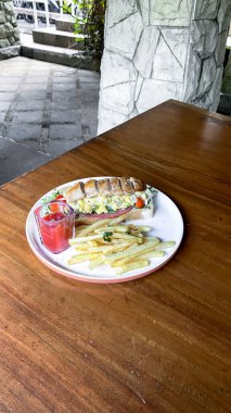 Ketçap ve soslu patates kızartması.