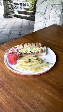 Tavuk ve sebzeli sandviç.