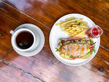 Patates kızartması ve kızarmış yumurtalı biftek.