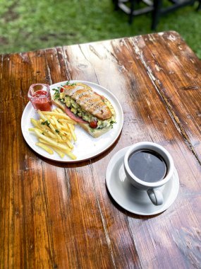 kahve ve kruvasan masada.