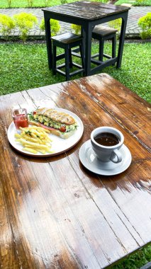 Kahve ve kahvaltının mutfak fotoğrafı.